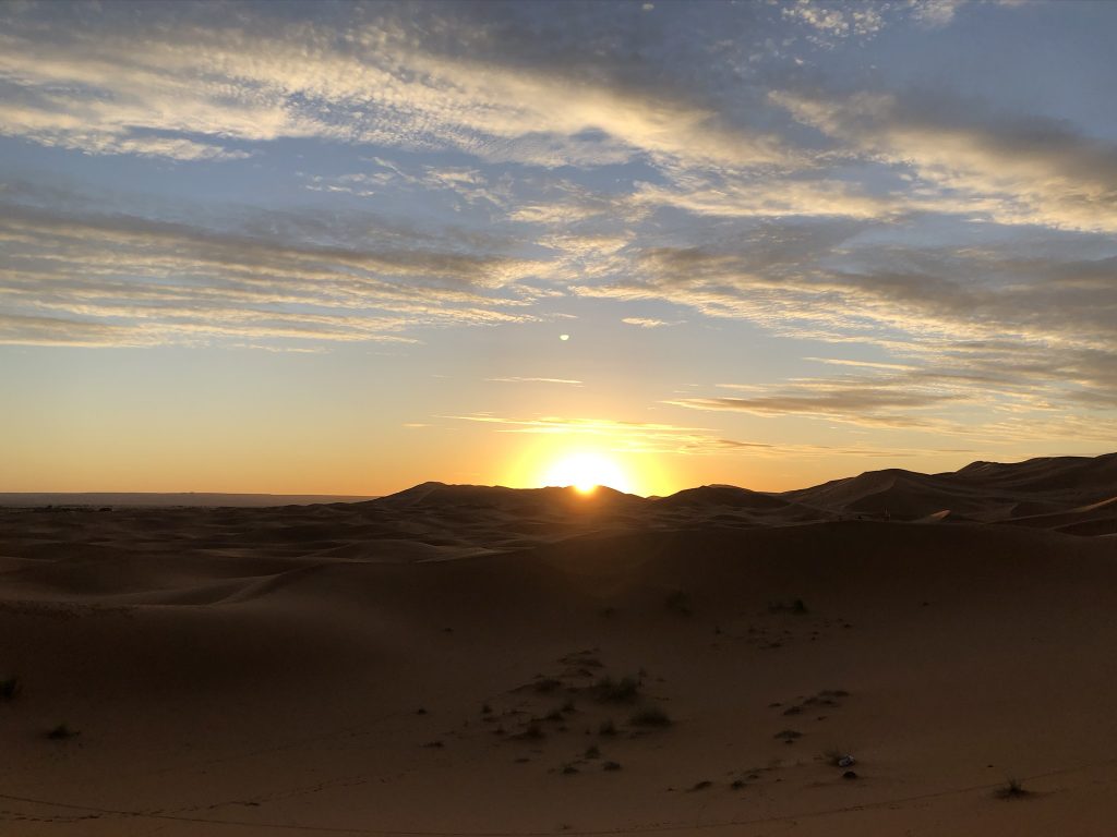 Изгрев в пустинята